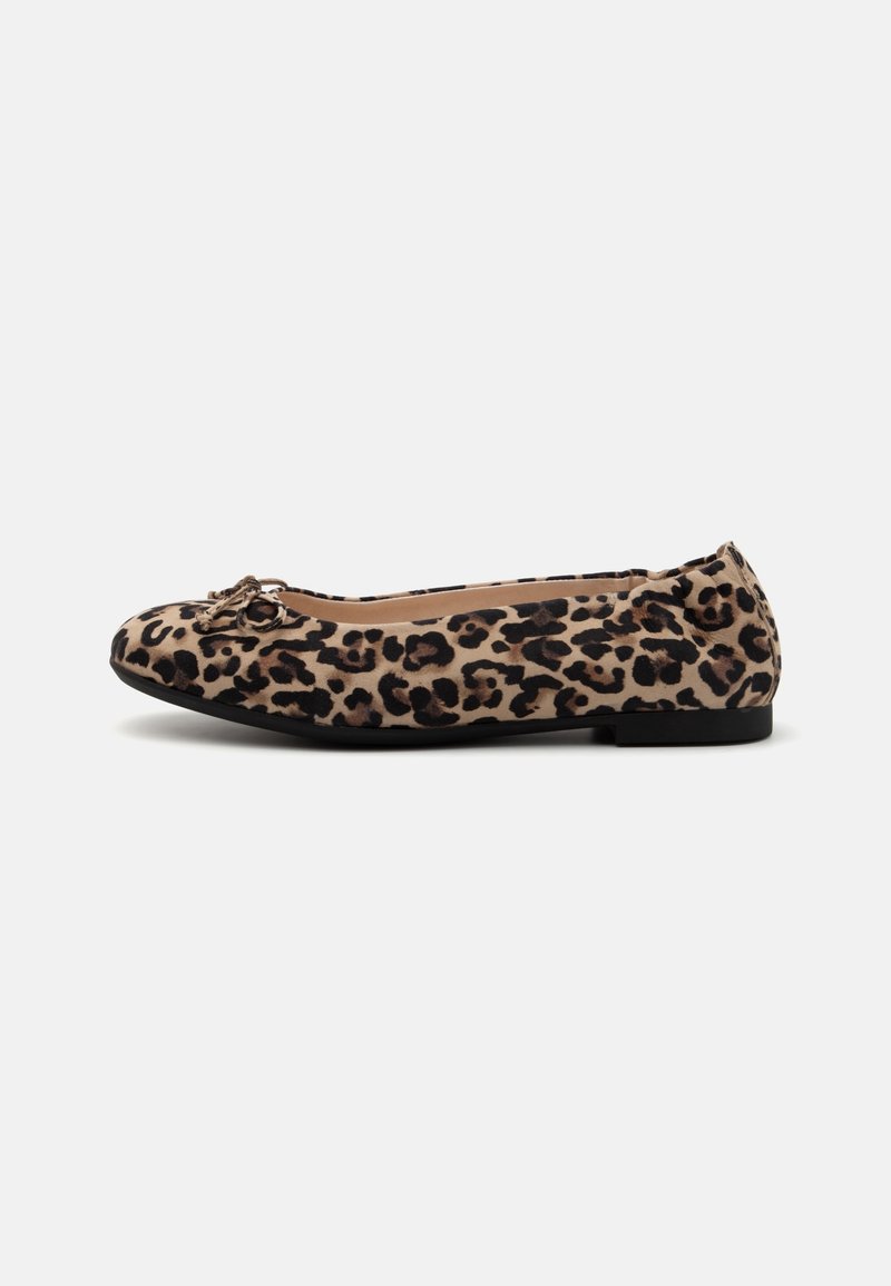 Chaussure de ballet plate avec motif léopard, petit nœud sur l'orteil, semelle noire, vue de côté sur fond uni.