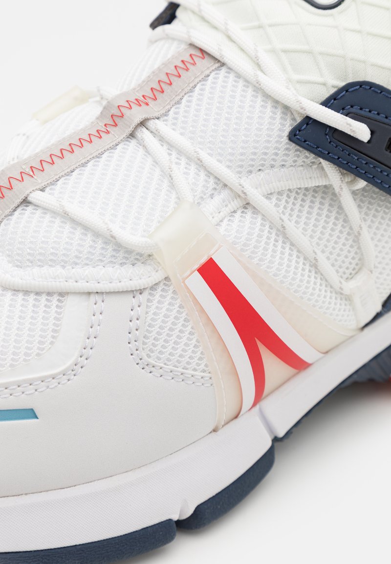 Herren Sneaker low | Lacoste Sneaker low white/navy/red/weiß - BQ38033 Herren Sneaker low | Lacoste Sneaker low white/navy/red/weiß - BQ38033