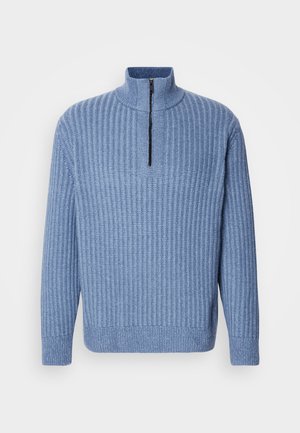 Pull en tricot côtelé bleu clair avec un col montant et une fermeture éclair partielle au niveau du cou ; il a des manches longues et un ourlet droit.