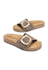Sandali in suede marrone con plateau largo, dotati di una grande fibbia rettangolare dorata, soletta in sughero e suola in gomma testurizzata.
