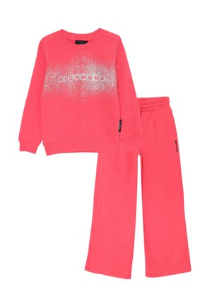 Completo felpa rosa brillante con pantaloni abbinati, la felpa presenta un design a pois bianchi con il testo "RICHMOND" sulla parte anteriore.