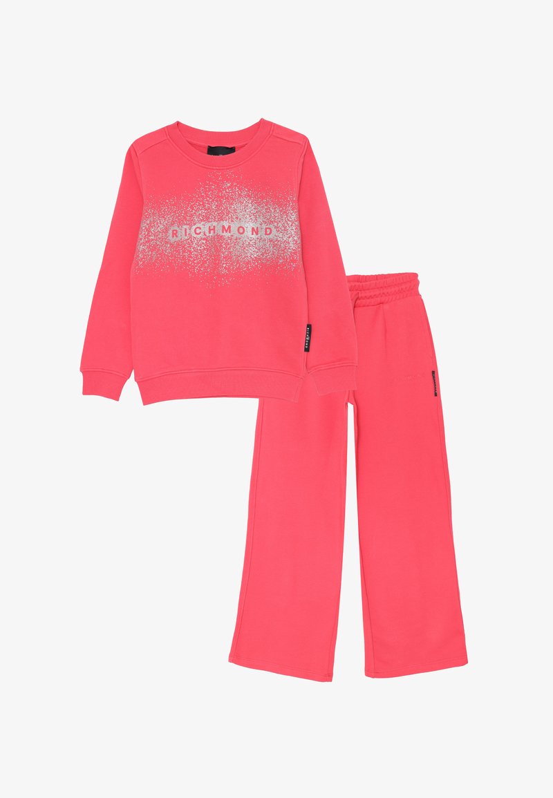 Completo felpa rosa brillante con pantaloni abbinati, la felpa presenta un design a pois bianchi con il testo "RICHMOND" sulla parte anteriore.