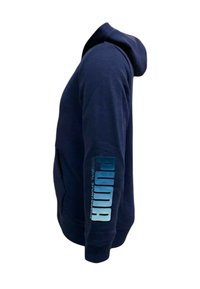 Felpa navy blue di Puma con tasca frontale e testo logo che recita "PUMA Original Sportswear" sulla manica destra.