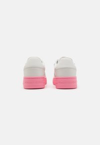 Tommy Jeans RETRO BASKET - Sportbačiai - ecru/pink alert