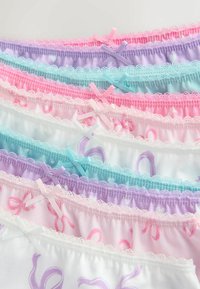 Pastelsetes toonides naiste aluspesu pitsäärega ja väikeste dekoratiivsete lukkudega, virnas, erinevates roosa, lilla, türkiissinise ja valge toonides.