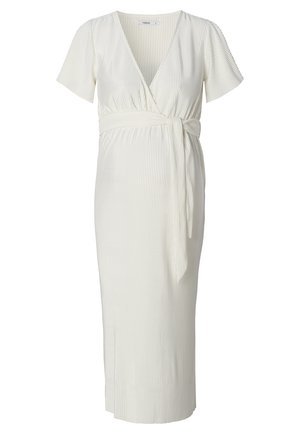 Witte jurk tot de knie met korte mouwen, een v-hals en een strik in de taille. Bevat verticale textuurplooien door de stof.