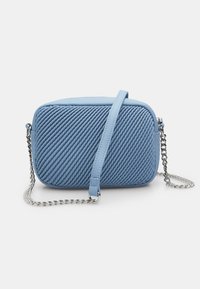 Borsa a tracolla in faux pelle blu con una trama diagonale testurizzata. Presenta una tracolla in metallo argentato e una forma rettangolare elegante.