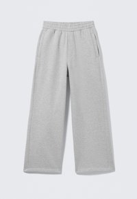 Lysegrå joggingbukser med vidde ben, elastisk talje og sidelommer. Fremstillet af blødt, tekstureret bomuldsblanding.