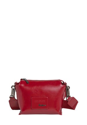 Borsa a tracolla rossa in pelle con chiusura a zip, forma rettangolare, patch con logo e hardware in tono argento. Incluso un cinturino regolabile.