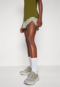 Peak Performance TRAIL LIGHT SHORTS - Športne kratke hlače - limit green/pine needle