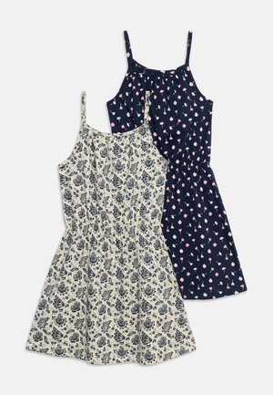 Zwei ärmellose Sommerkleider mit Spaghettiträgern; eines cremefarben mit schwarzem Blumenmuster, eines marineblau mit rosa Blumenmuster, beide in der Taille gerafft.