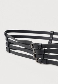 Cintura in pelle nera caratterizzata da più strisce orizzontali e una fibbia metallica. Il materiale è liscio con una finitura elegante e hardware minimale.