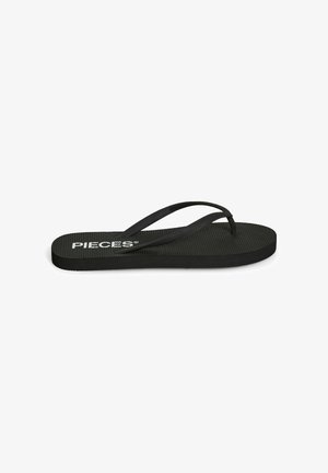 Zwarte rubberen teenslipper met dunne bandjes en wit "PIECES"-logo op het voetbed, zijaanzicht op witte achtergrond.
