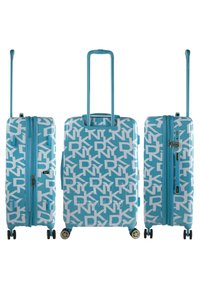 Conjunto de maletas duras turquesa que presenta grandes letras gráficas blancas, ruedas giratorias dobles y asas retráctiles para un transporte fácil.