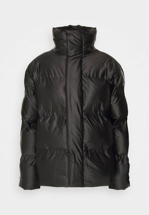 Jachetă puffer neagră cu guler înalt, design capitonat și textură netedă. Prezintă o cusătură centrală și o siluetă supradimensionată.