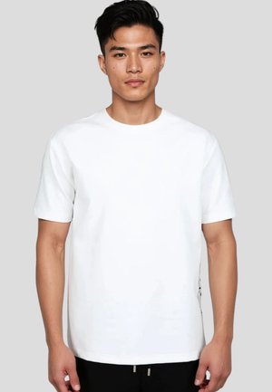 Camiseta blanca de manga corta, cuello circular, corte holgado, textura suave, con detalle de cremallera lateral para un diseño adicional.