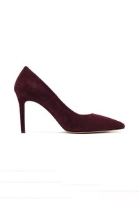 Burgundowe zamszowe szpilki z ostrym noskiem i smukłym obcasem w kształcie stiletto, o gładkiej, matowej teksturze. Minimalistyczny design.