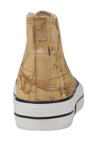 Sneaker alta in tela color tan con stampa mappa del mondo, suola in gomma bianca e dettagli neri. Superficie testurizzata con cuciture visibili.