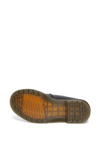 Sort med svart såle og teksturert grep, med en oransje gummiseksjon. Designet inkluderer parallelle ribber og en glatt ytre kant.