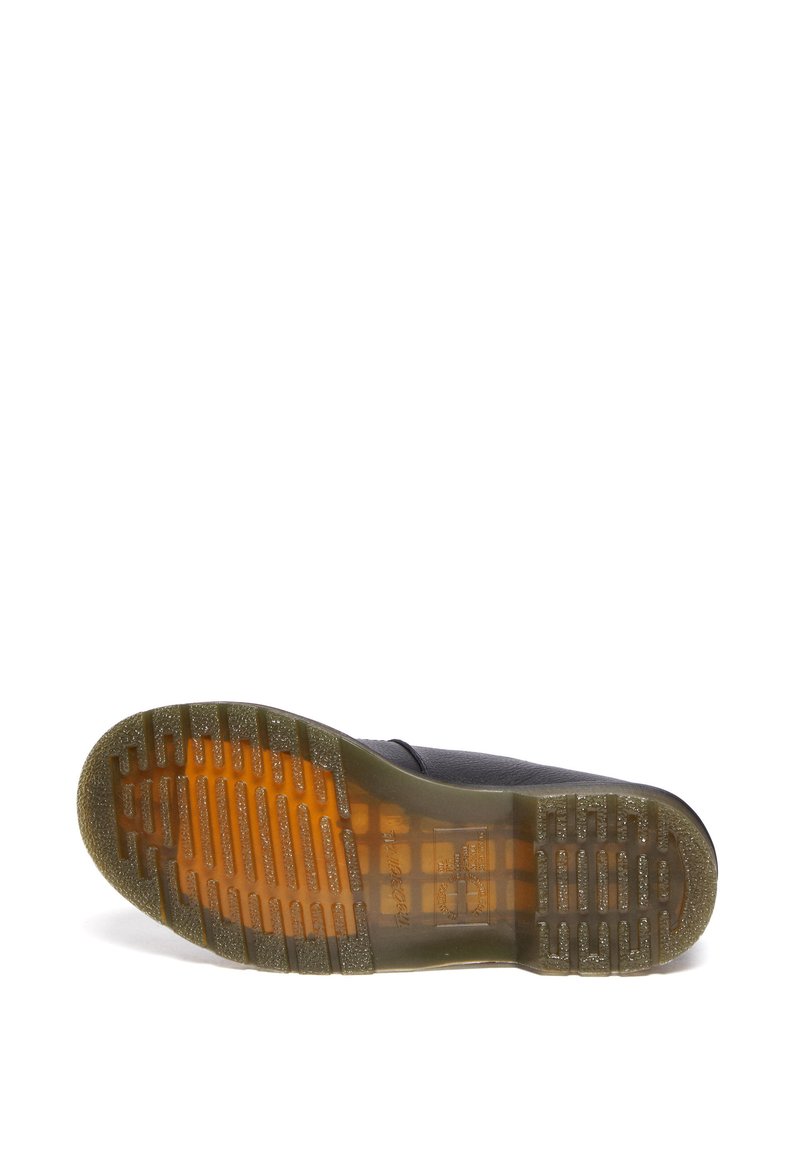 Schwarze Schuhsohle mit strukturiertem Grip, ausgestattet mit einem orangen Gummibereich. Das Design umfasst parallele Rillen und eine glatte Außenkante.