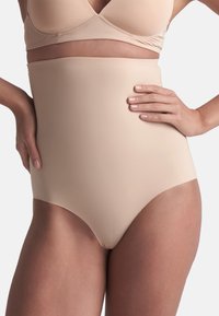 Braguita moldeadora de talle alto color beige, hecha de un material suave y elástico, que presenta un diseño sin costuras y una silueta de cobertura completa.