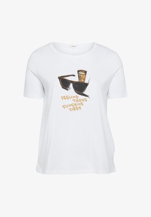 T-shirt bianca a maniche corte con grafica di occhiali da sole e bevanda, testo scritto "FEELING THOSE SUNSHINE VIBES" in carattere giallo-arancione.