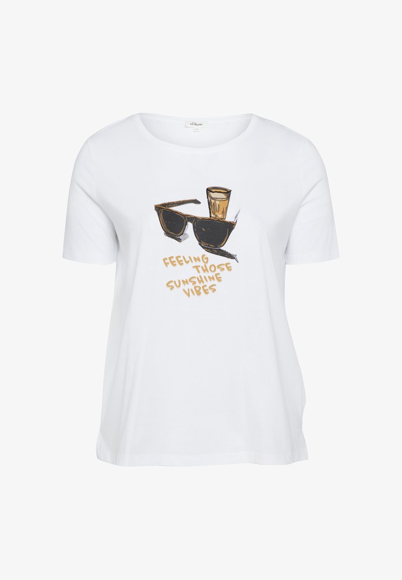 T-shirt blanc à manches courtes avec un graphique de lunettes de soleil et de boisson, le texte indique « FEELING THOSE SUNSHINE VIBES » en police jaune-orange.
