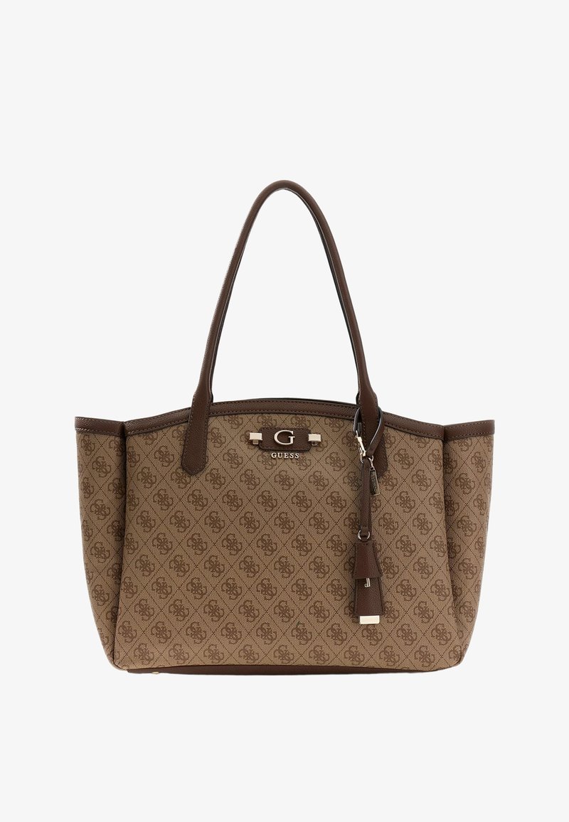 Sac cabas marron Guess avec motif monogramme, anses marron foncé et breloque pompon suspendue sur le côté.