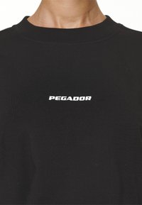 Pegador LAYLA CROPPED TEE - T-shirts - black/white