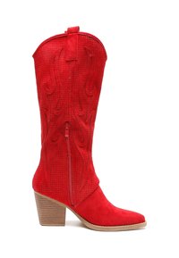 Botas de vaquero de gamuza roja con diseño perforado, punta afilada, patrón de llamas en relieve y tacón bajo apilado. Cierre lateral con cremallera para facilitar el uso.