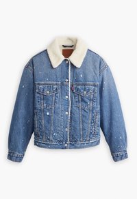 Džínová bunda s šerpa límcem, modré barvy a detailními skvrnami od barvy. Má dvě náprsní kapsy a stříbrné knoflíky.