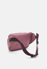 Mauve-värinen pehmustettu vyölaukku, jossa on säädettävä tumma hihna ja muovinen solki, esiteltynä tasaisella valkoisella taustalla.