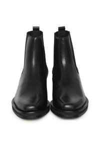 Paire de bottines Chelsea en cuir noir avec panneaux latéraux élastiques et languettes d'extraction, vues de face sur fond blanc.