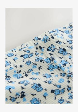 Gėlių audinys su šviesiai mėlynomis ir tamsiai mėlynomis gėlėmis ant kreminės spalvos gofruoto fono. Lygus tekstūra su subtiliu tamprumu.