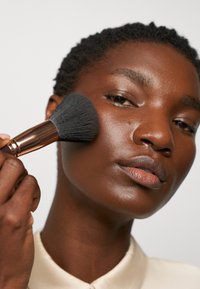 Makeup Revolution REVOLUTION MEGA BRONZER - Bronzer - 06 deep dark