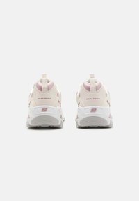 Világos rózsaszín és fehér Skechers sneaker, texturált hálós felsőrésszel, párnázott nyakkal és húzófüllel, fehér gumitalppal.
