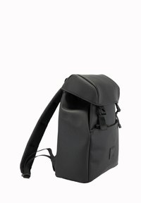 Mochila negra con un acabado texturizado, correas ajustables, una solapa plegable y hebillas en la parte frontal para un cierre seguro.