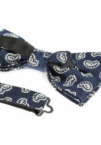 Granatowy muszka w biały wzór paisley, wykonana z teksturowanej tkaniny, zabezpieczona czarnym regulowanym paskiem do zapinania.