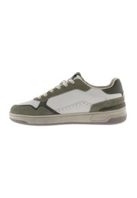 Sneakers da uomo in suede verde oliva e pelle bianca, con lacci rotondi, dettagli perforati sui lati e suola in gomma testurizzata.