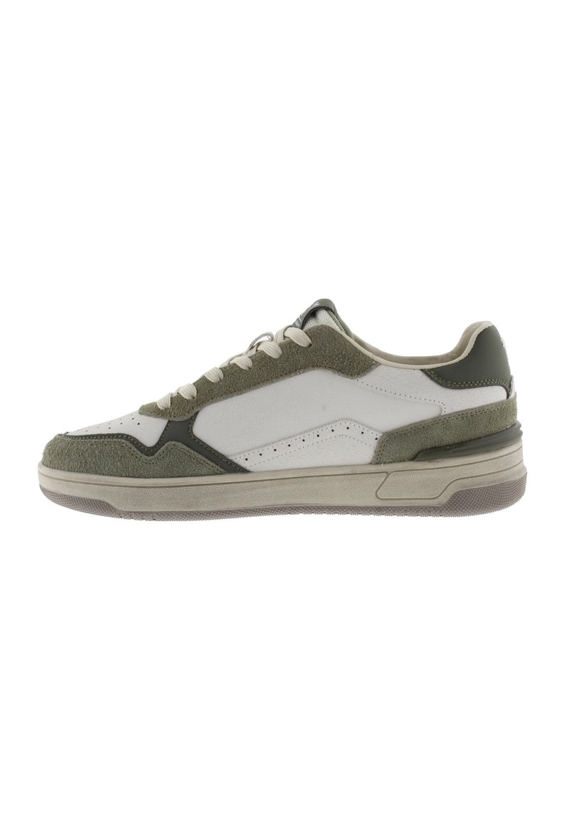 Sneakers da uomo in suede verde oliva e pelle bianca, con lacci rotondi, dettagli perforati sui lati e suola in gomma testurizzata.