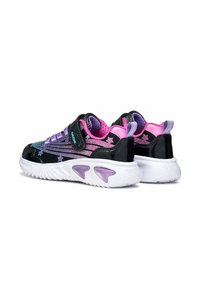 Sneakers nere e viola con superficie lucida e strutturata, decorate con motivi a stella e dotate di una chiusura a strappo. Suola bianca con dettagli viola.