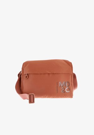 Sac bandoulière rectangulaire compact de couleur orange brûlé avec une bandoulière ajustable, une poche zippée à l'avant et le logo "MD 20 Mandarina Duck".