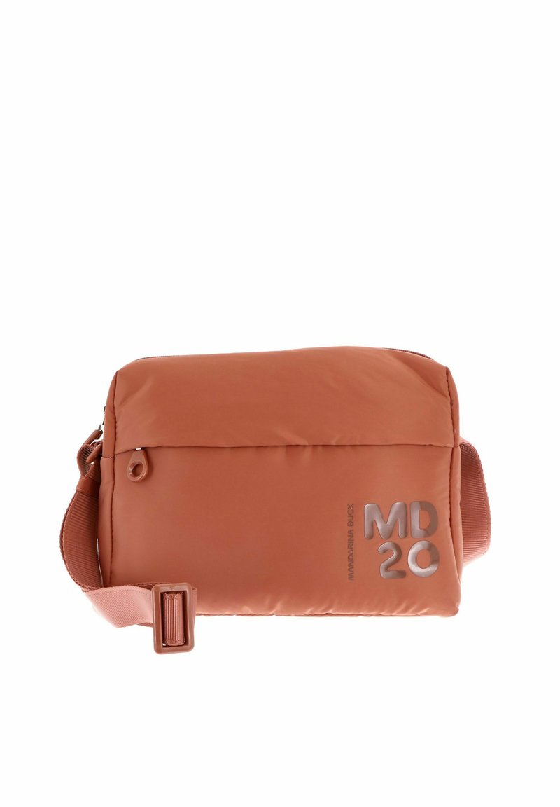 Sac bandoulière rectangulaire compact de couleur orange brûlé avec une bandoulière ajustable, une poche zippée à l'avant et le logo "MD 20 Mandarina Duck".