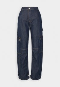 Denim cargo byxor i mörkblått med hög midja, flera sidofickor, synlig sömnad och knappstängning i midjan.