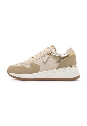 Baskets en cuir beige avec texture perforée, accents dorés et lacets. Semelle plateforme avec dessous en caoutchouc marron et détail zippé sur le côté.