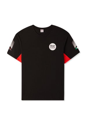 T-shirt di cotone nero con maniche a contrasto rosse, collo rotondo e logo circolare sul petto. Presenta una grafica a righe su una manica.