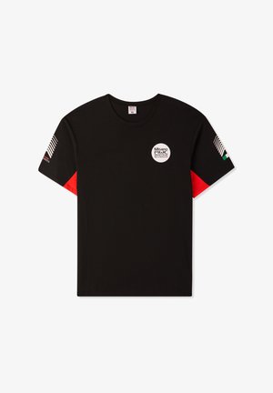 T-shirt di cotone nero con maniche a contrasto rosse, collo rotondo e logo circolare sul petto. Presenta una grafica a righe su una manica.