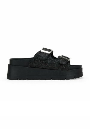 Sandalias de plataforma negras con parte superior de tejido texturizado, dos hebillas ajustables y una suela de goma gruesa, con una ligera forma de cuña.