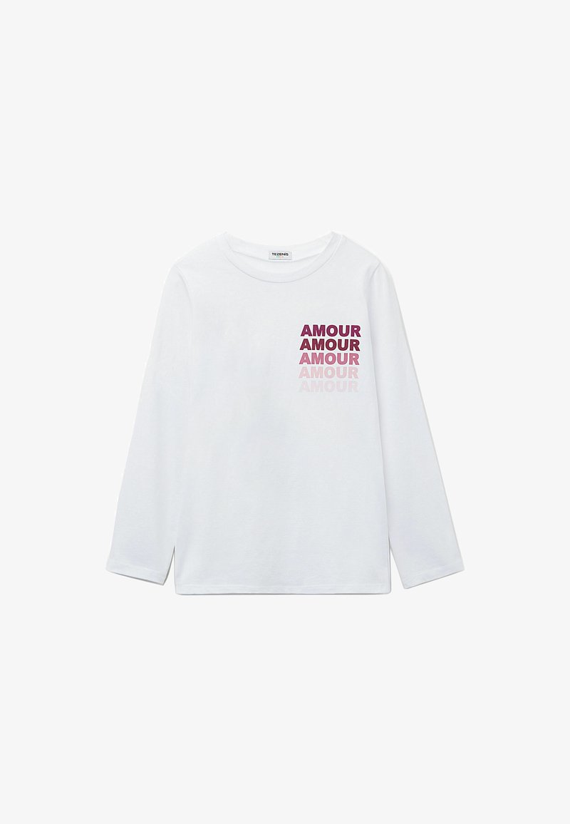 Weißes Langarm-T-Shirt mit gestapeltem Text "AMOUR" in verschiedenen Pinktönen auf der linken Seite. Aus weichem Baumwollmaterial. Lässiges Design.