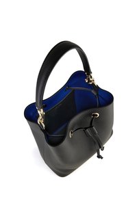 Borsa a secchiello nera in pelle con forma strutturata, dettagli in metallo dorato e un vivace interno blu; include chiusura con cordino.